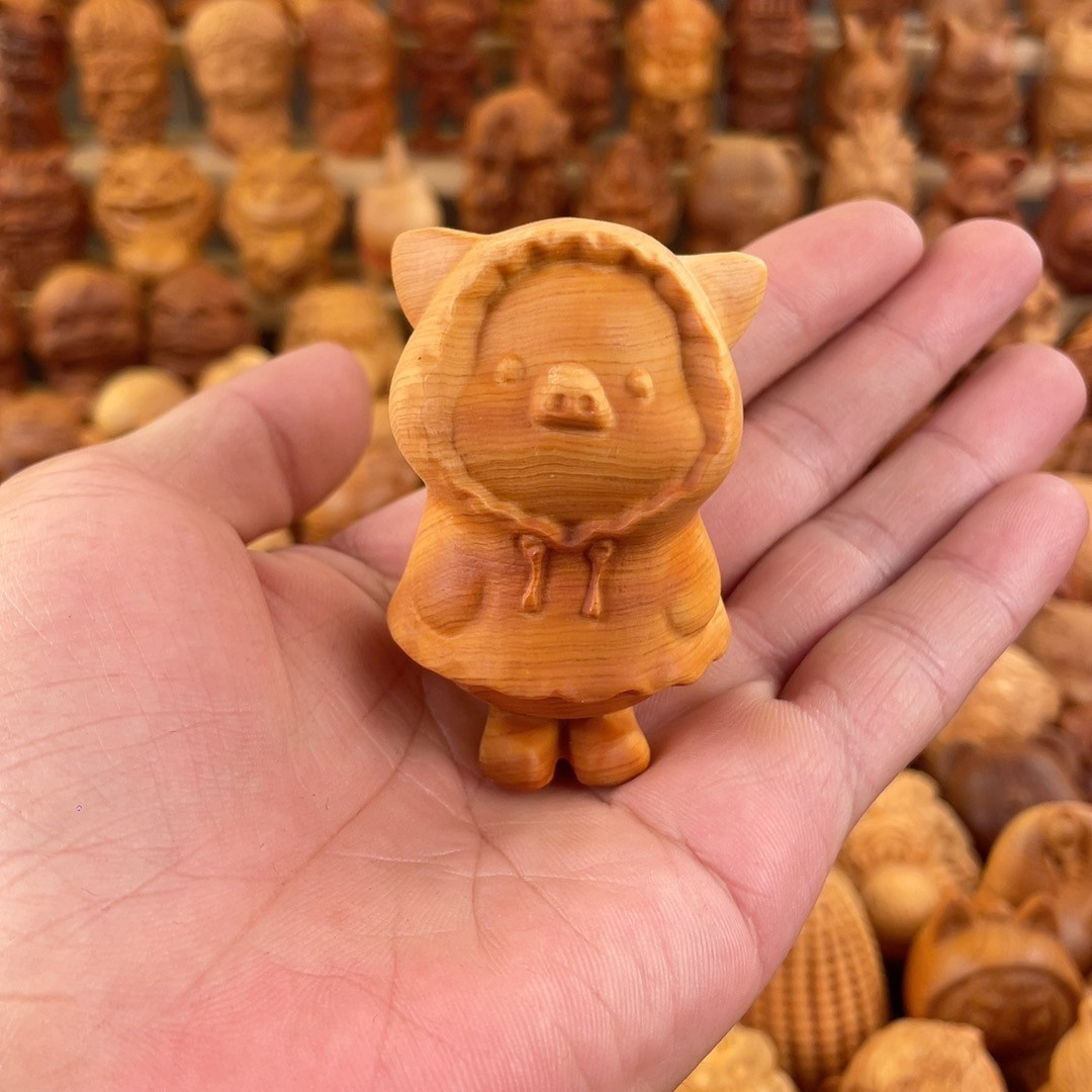 天然崖柏木雕雨衣小猪手把件文玩卡通可爱小猪家居桌面装饰品摆件