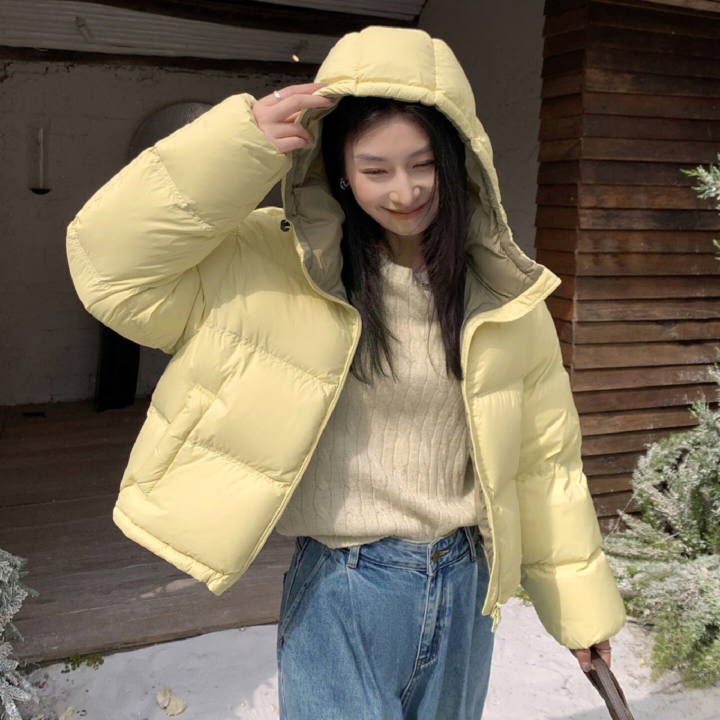 奶黄色短款羽绒服女2025新款高端洋气小个子连帽加厚保暖面包外套