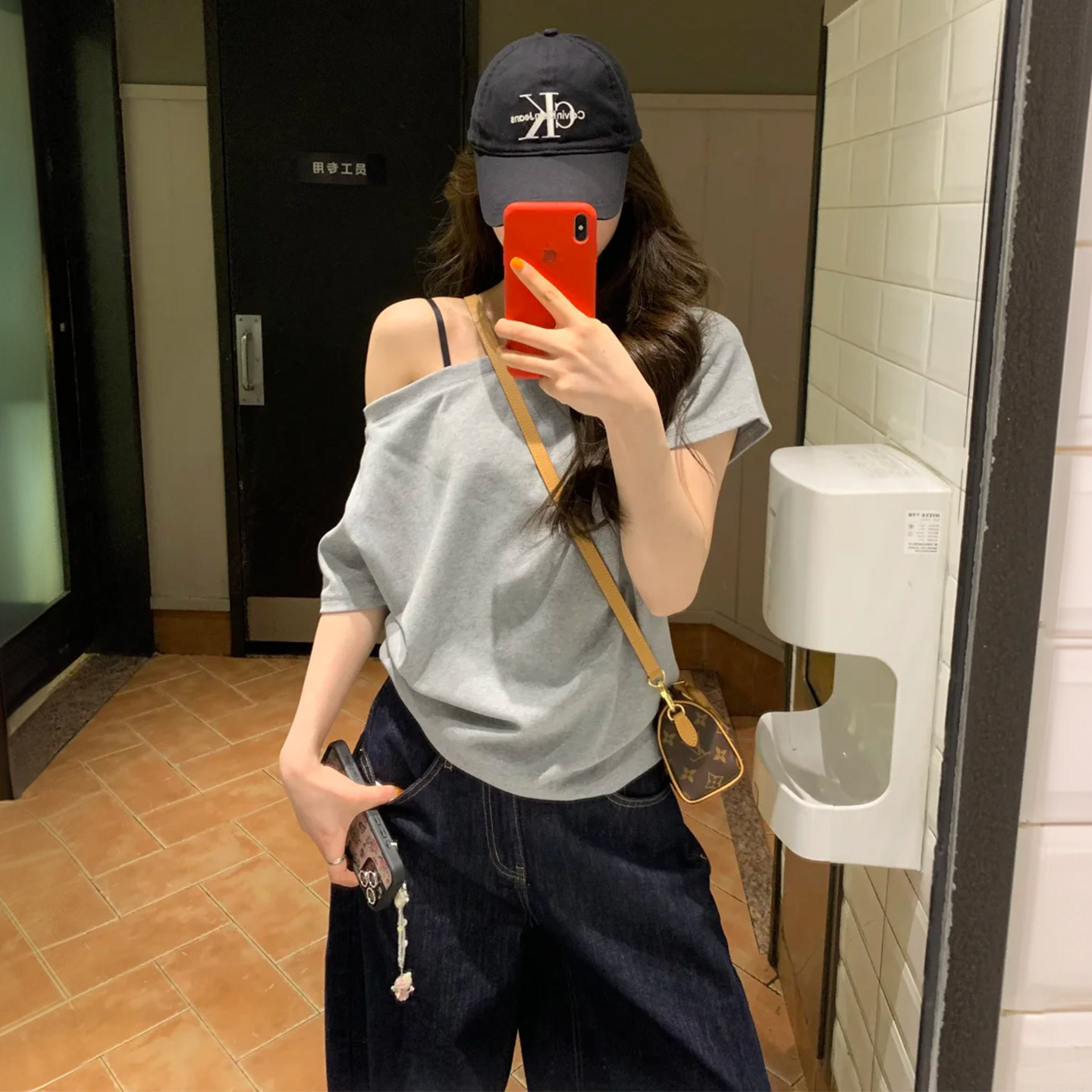 灰色斜肩短袖t恤女2026新款夏一字肩慵懒风韩系ins设计感露肩