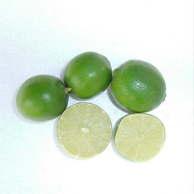 新鲜无籽青柠檬皮薄汁奶茶饮品