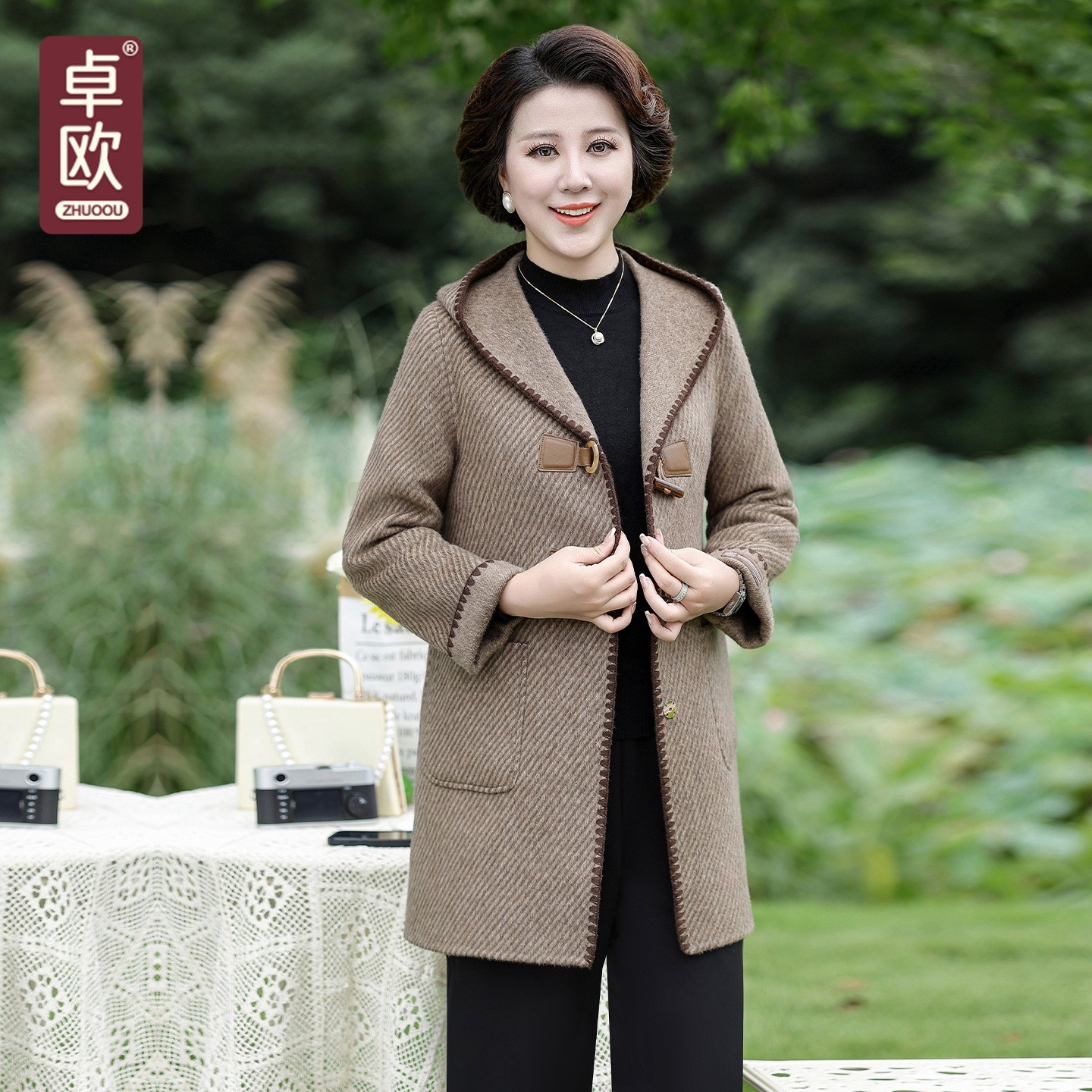 妈妈中长款呢子外套秋冬高贵洋气连帽奶奶冬装大码中老年女装新款
