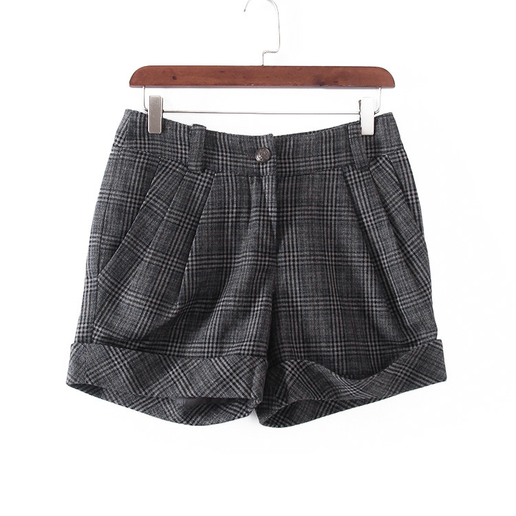 贝系列 秋冬新款品牌库存折扣女装休闲风百搭格子短裤F357C