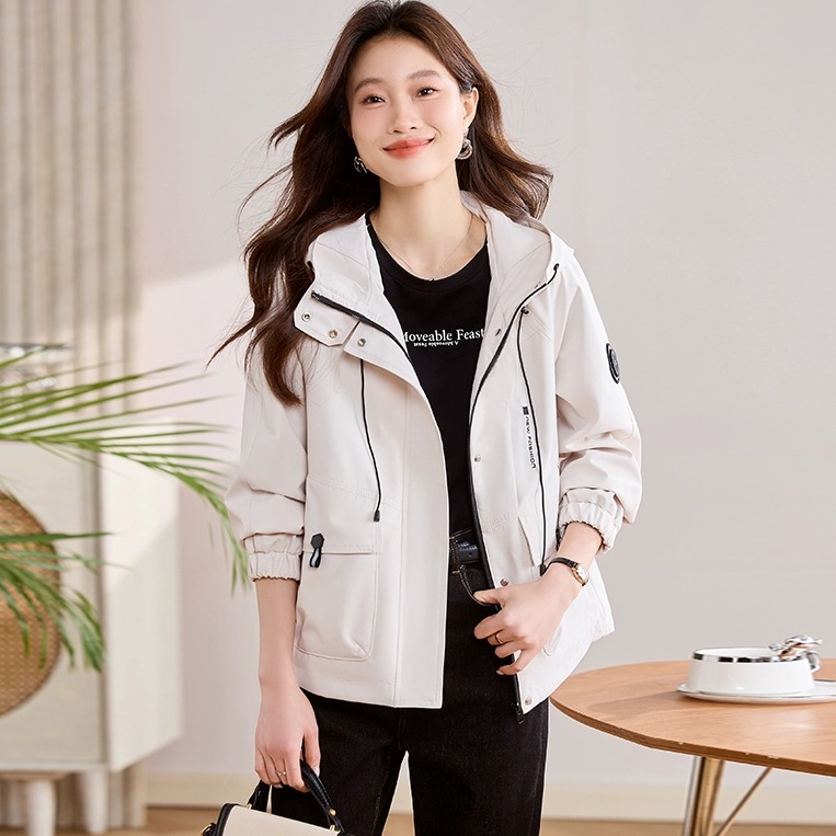 彩衣阁米白色休闲连帽工装风衣短款外套女2025春秋新时尚学生上衣