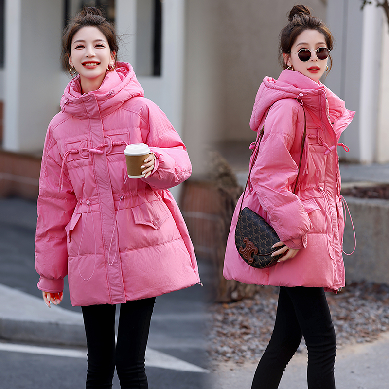 彩衣阁牛角扣减龄腰间抽绳宽松大码连帽女中长款黑色玫红色羽绒服