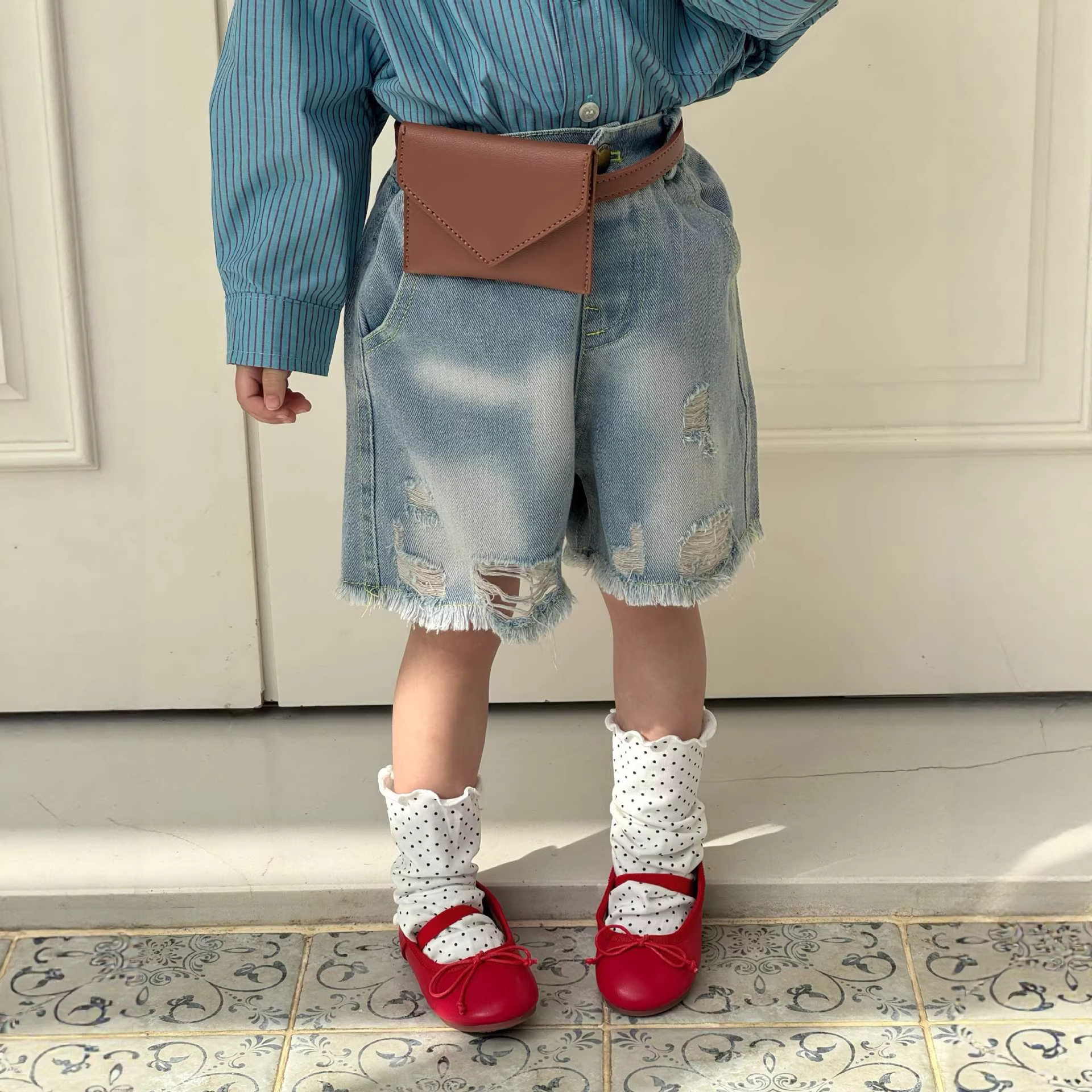 韩版男女童春夏新款2026破洞毛边牛仔短裤儿童时髦蓝色中裤子