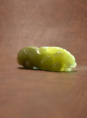 豆青色籽料貔貅把件文房雅玩摆件