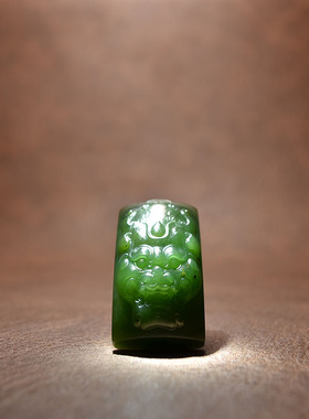 新疆和田碧玉籽料菠菜绿兽面手牌