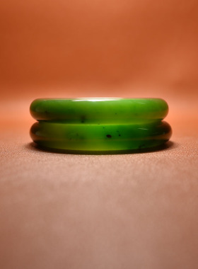 内径56碧玉老坑白加绿阳绿手镯子