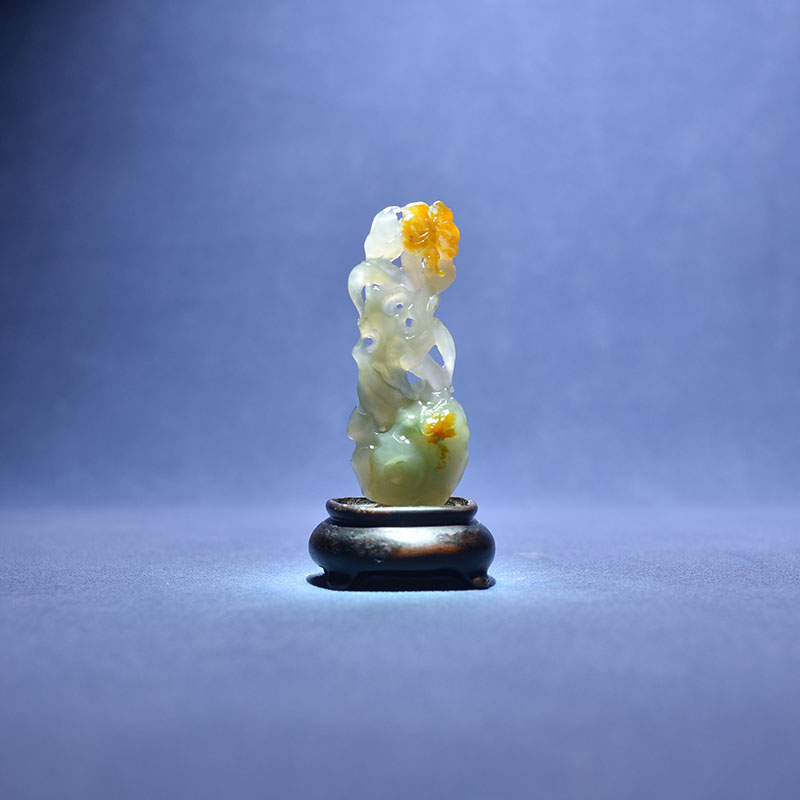 和田玉特色料红皮翠青独籽料兰花