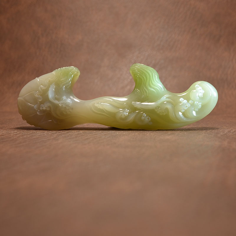 翠青烟紫白玉鱼戏莲叶笔搁镇纸