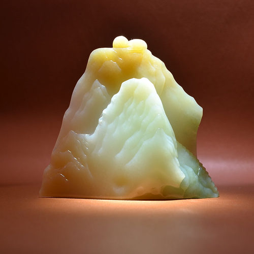 特色料翠青红糖白玉山子雅玩摆件