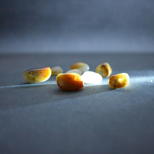 致敬708090新疆和田玉红皮白肉黄沁籽料修型原石桶珠勒子手串配珠