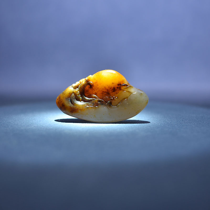 致敬708090 15克新疆和田玉精品黑皮黄沁独籽料旭日东升挂坠把件