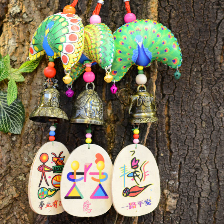 民族风丽江东巴文皮制孔雀许愿牌风铃酒吧客栈开屏挂饰挂件铃铛可