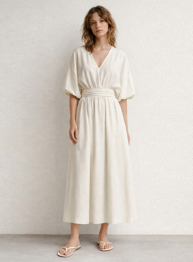 26春夏法式高级感极简风白色V领压褶连衣裙女收腰长款优雅气质裙