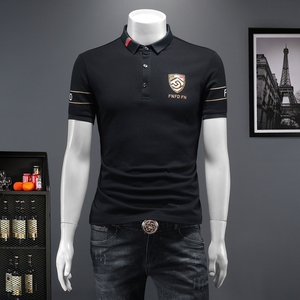 2025夏季欧货IUIUG欧货潮流丝光棉短袖t恤男D320-87681-P80,黑色松糕凉鞋搭配黑色长袜图片