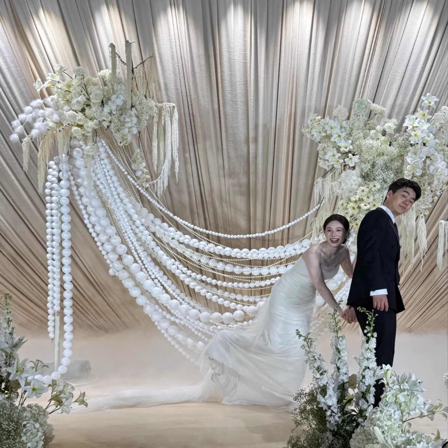 背景墙圆球橱窗泡沫挂饰布置新款