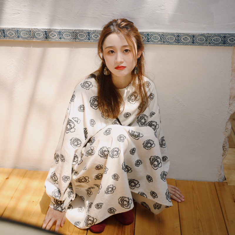 花吉Q507杏色玫瑰刺绣前后两穿娃娃裙2025年新款秋长袖宽松连衣裙