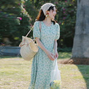 花吉Q382绿色波点剪花俏皮法式感短袖收腰连衣裙2026新款夏中长裙