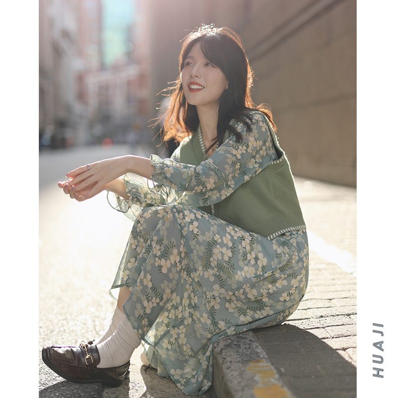 早秋碎花V领收腰连衣裙