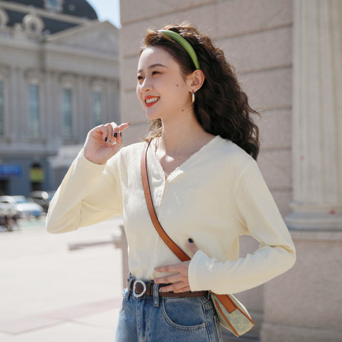 花吉B833杏色密皱肌理感小花边V领T恤女2026新款早秋长袖宽松上衣