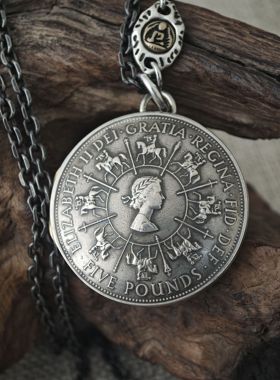 1993英国5英镑女王加冕40周年克朗硬币记忆盒铜合金吊坠创意礼物