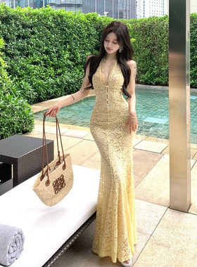 纯欲风黄色挂脖连衣裙女夏季鱼尾裙修身蕾丝裙子美背收腰包臀长裙