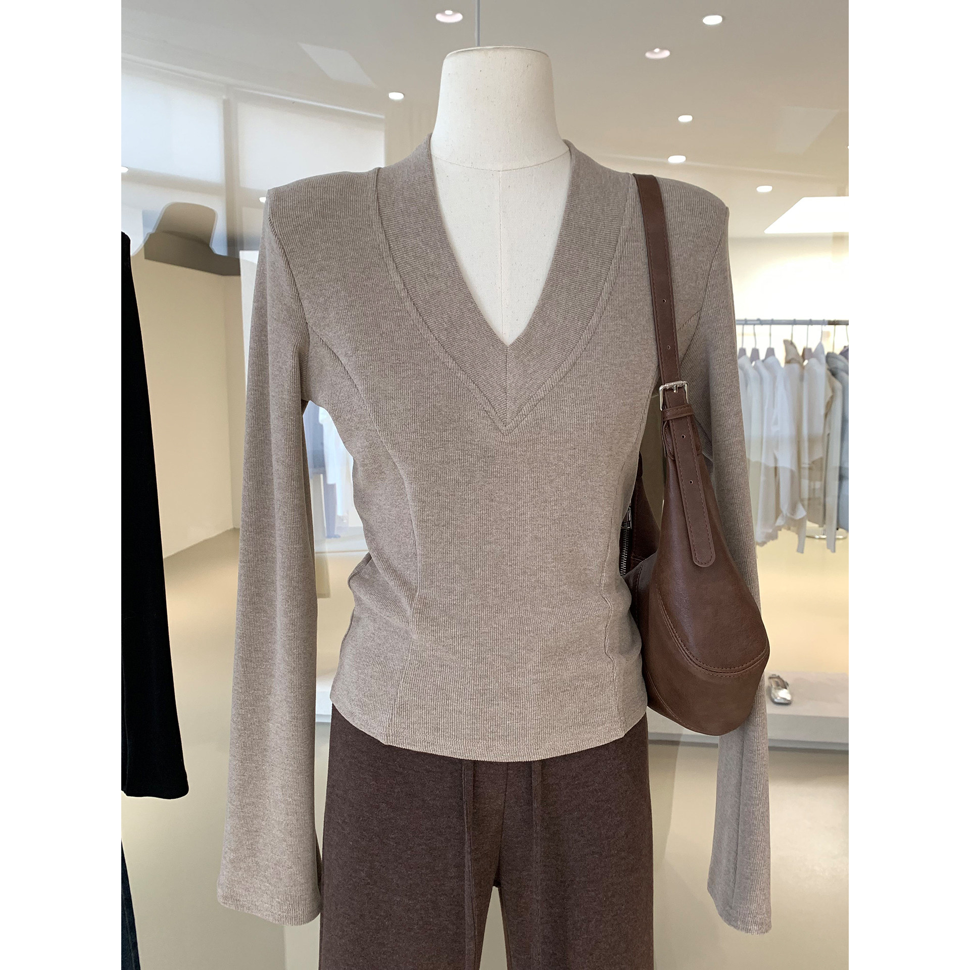 显瘦纸片人打底衫 气质V领垫肩磨毛T恤女新款鱼骨线修身显瘦上衣,女装/女士精品,毛针织衫,淘宝优惠券,粉丝福利购,淘宝优惠卷