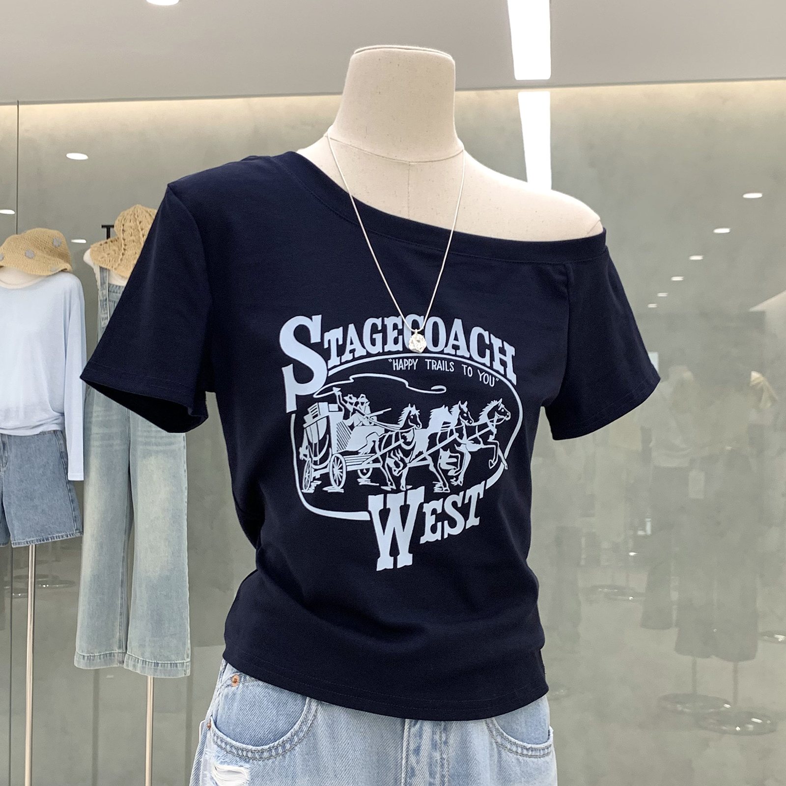 辣妹风字母印花斜肩修身短裤T恤