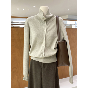 韩系简约风半开单排扣套头高领针织衫女秋冬新款软糯舒适百搭上衣