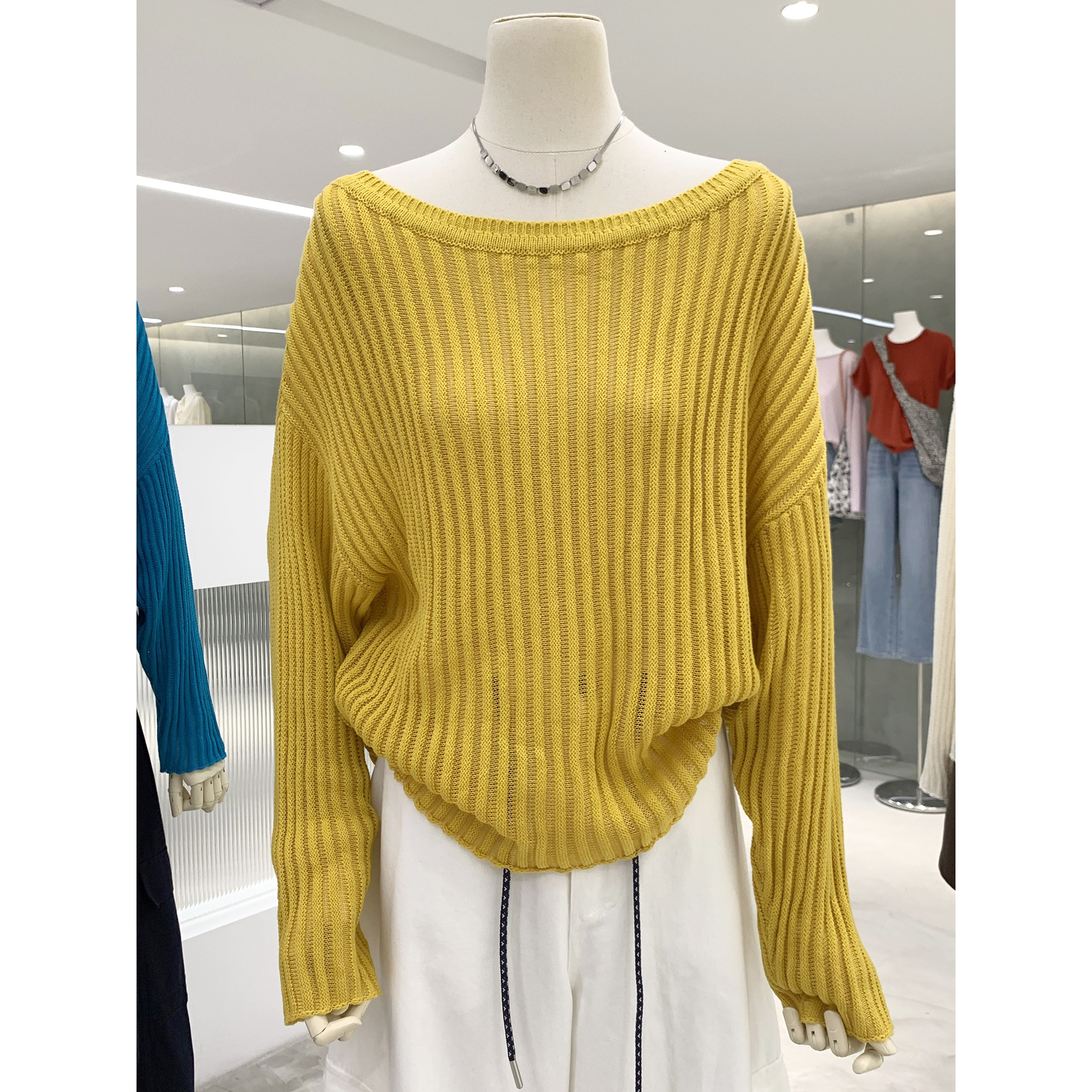 明媚显瘦慵懒风露肩坑条针织衫