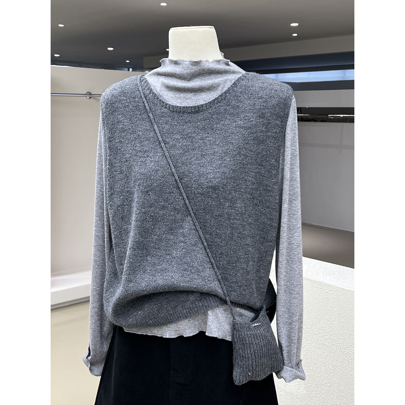 木耳边半高领打底衫+针织马甲