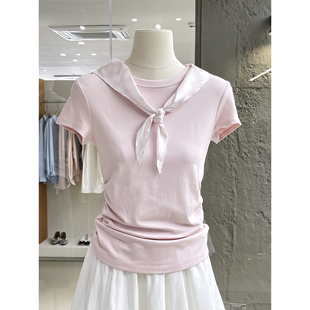 博主感简约纯色打褶收腰修身 T恤上衣配丝巾2026早春漂亮穿搭 短袖