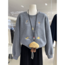 可爱小面包绣花慵懒落肩袖 圆领套头加绒卫衣秋冬减龄感上衣配挂件