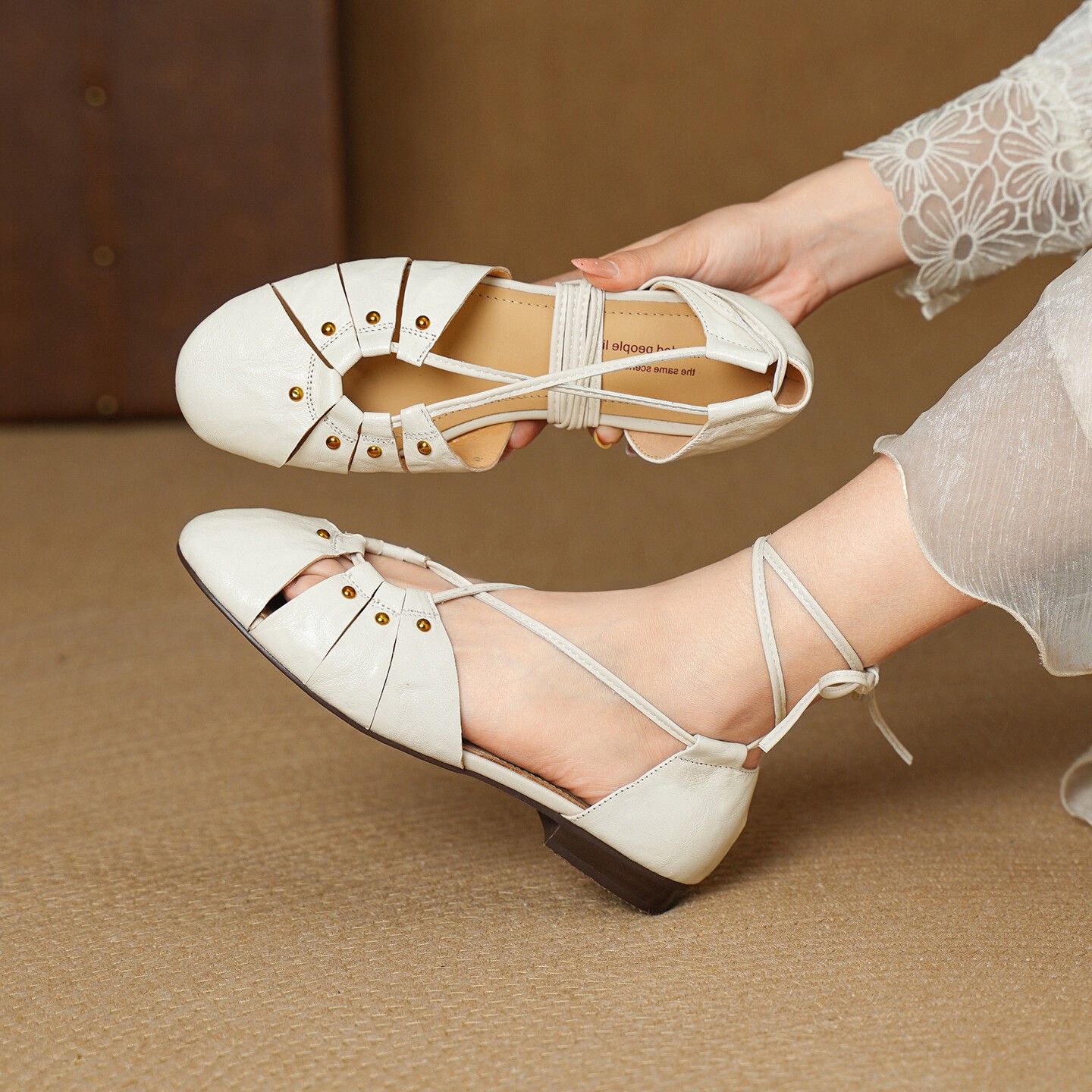 羊皮包头平底凉鞋女夏季新款镂空铆钉罗马鞋脚腕绑带中空平跟女鞋