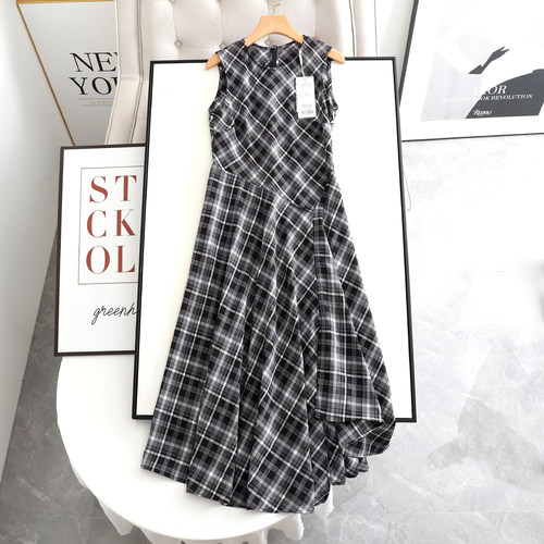 伊系の时髦炸街款不规则TR下摆设计无袖背心连衣裙女2026春季新款