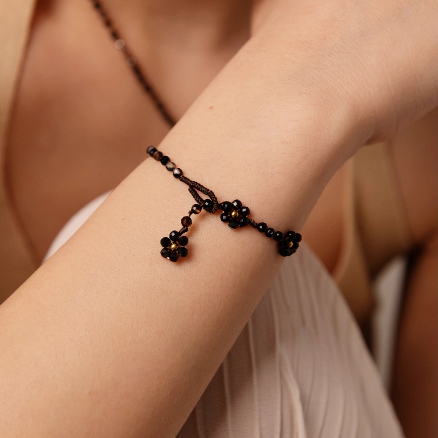 小众手工编织黑玛瑙钛钢花朵手链