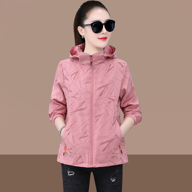 中年妈妈春秋款外套冲锋衣大码女装加肥加大中老年人春装短款风衣