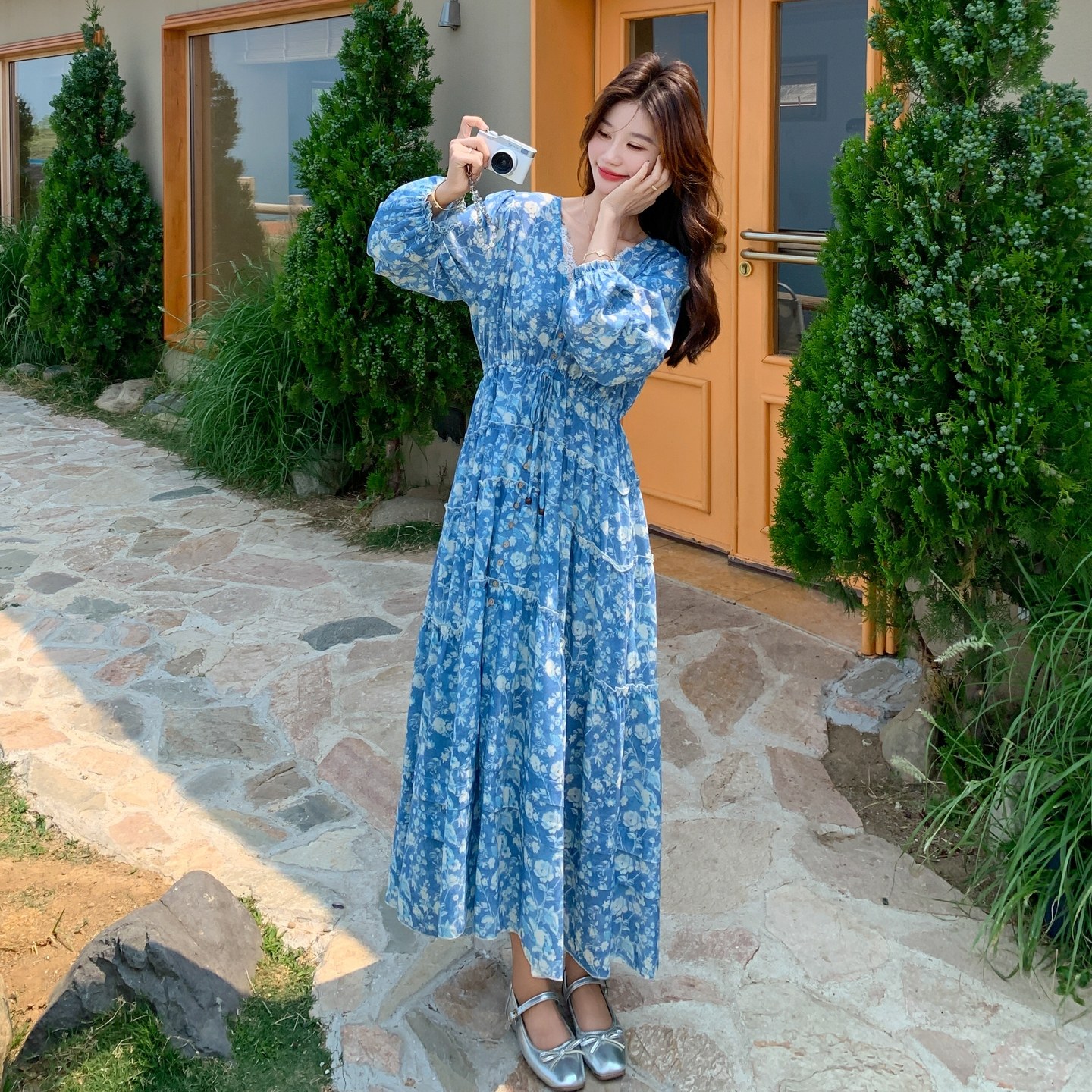 度假风甜美蓝色蕾丝V领碎花连衣裙女春秋2025新款巨好看超火长裙,女装连衣裙,芭图娜