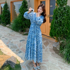 度假风甜美蓝色蕾丝V领碎花连衣裙女春秋2025新款巨好看超火长裙图片