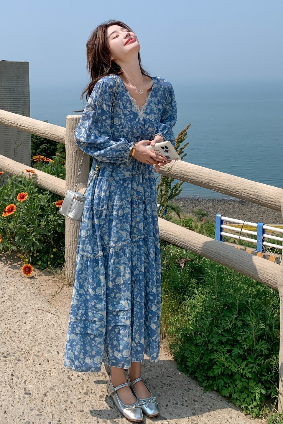 度假风甜美蓝色蕾丝V领碎花连衣裙女春秋2025新款巨好看超火长裙,女装连衣裙,芭图娜