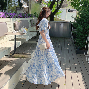 蓝色绝美泡泡袖碎花裙女中长款2024夏季新款法式显瘦温柔风连衣裙图片