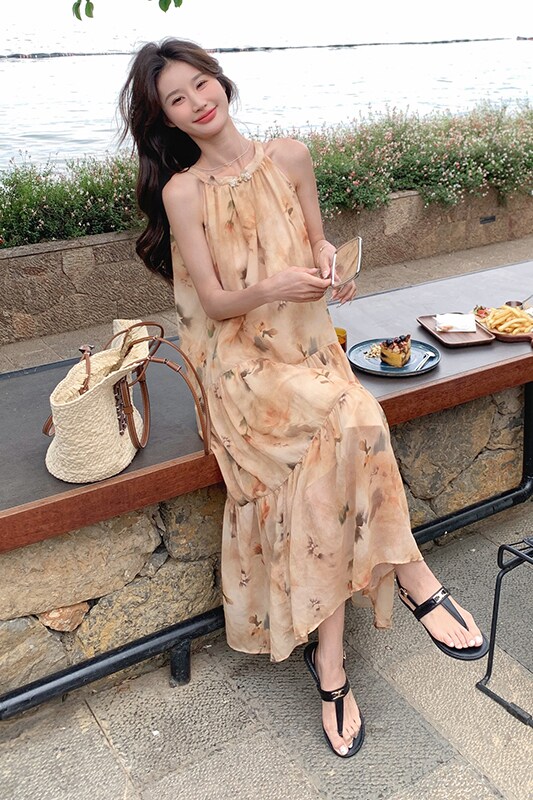 法式温柔风水墨画挂脖连衣裙女夏季2024年新款小个子度假气质长裙,女装连衣裙,芭图娜