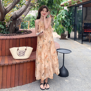 法式温柔风水墨画挂脖连衣裙女夏季2024年新款小个子度假气质长裙