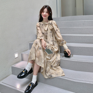 法式连衣裙松弛感女2025新款春秋轻熟风宽松复古优雅长袖设计感裙图片