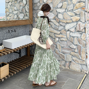 度假风甜美绿色碎花连衣裙女夏2025新款显瘦法式气质独特漂亮长裙图片