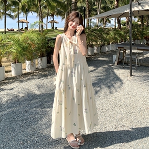 度假风绣花无袖背心连衣裙女夏2025新款绝美独特超好看温柔风长裙图片