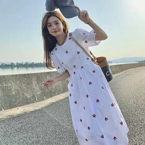 白色泡泡袖碎花连衣裙女2025夏季新款韩系甜美减龄气质温柔风长裙图片