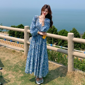 度假风甜美蓝色蕾丝V领碎花连衣裙女春秋2025新款巨好看超火长裙图片
