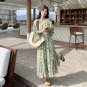 度假风甜美绿色碎花连衣裙女夏2025新款显瘦法式气质独特漂亮长裙图片